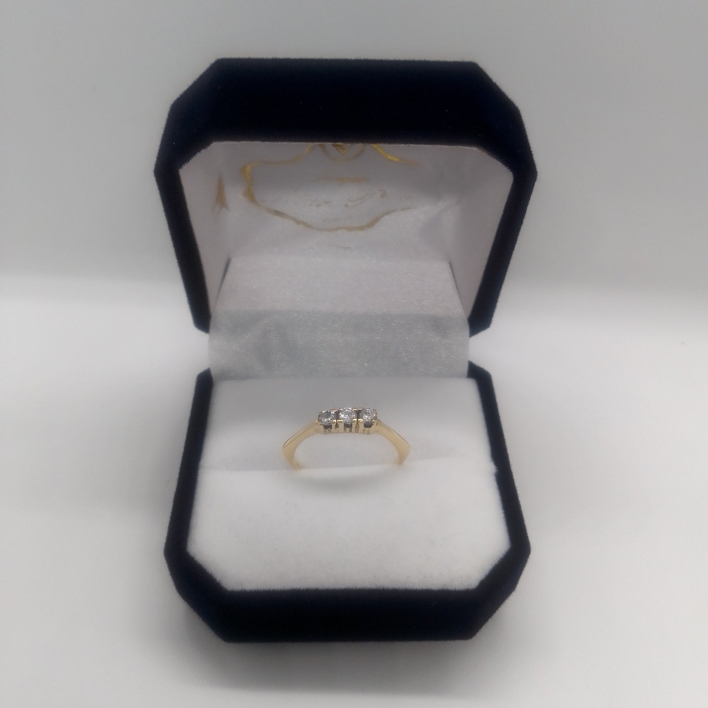 Anillo 18k con 3 circonias
