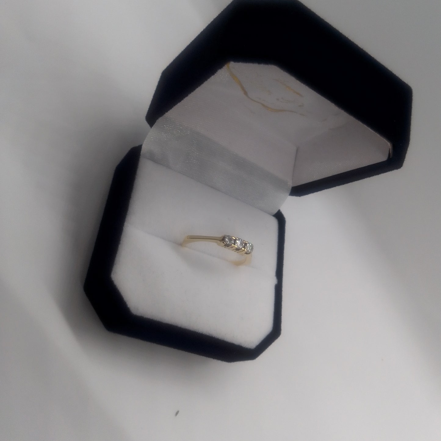 Anillo 18k con 3 circonias