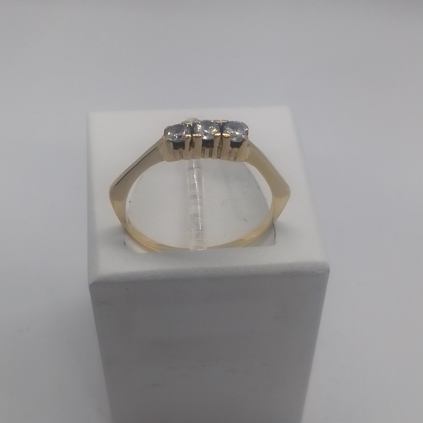 Anillo 18k con 3 circonias
