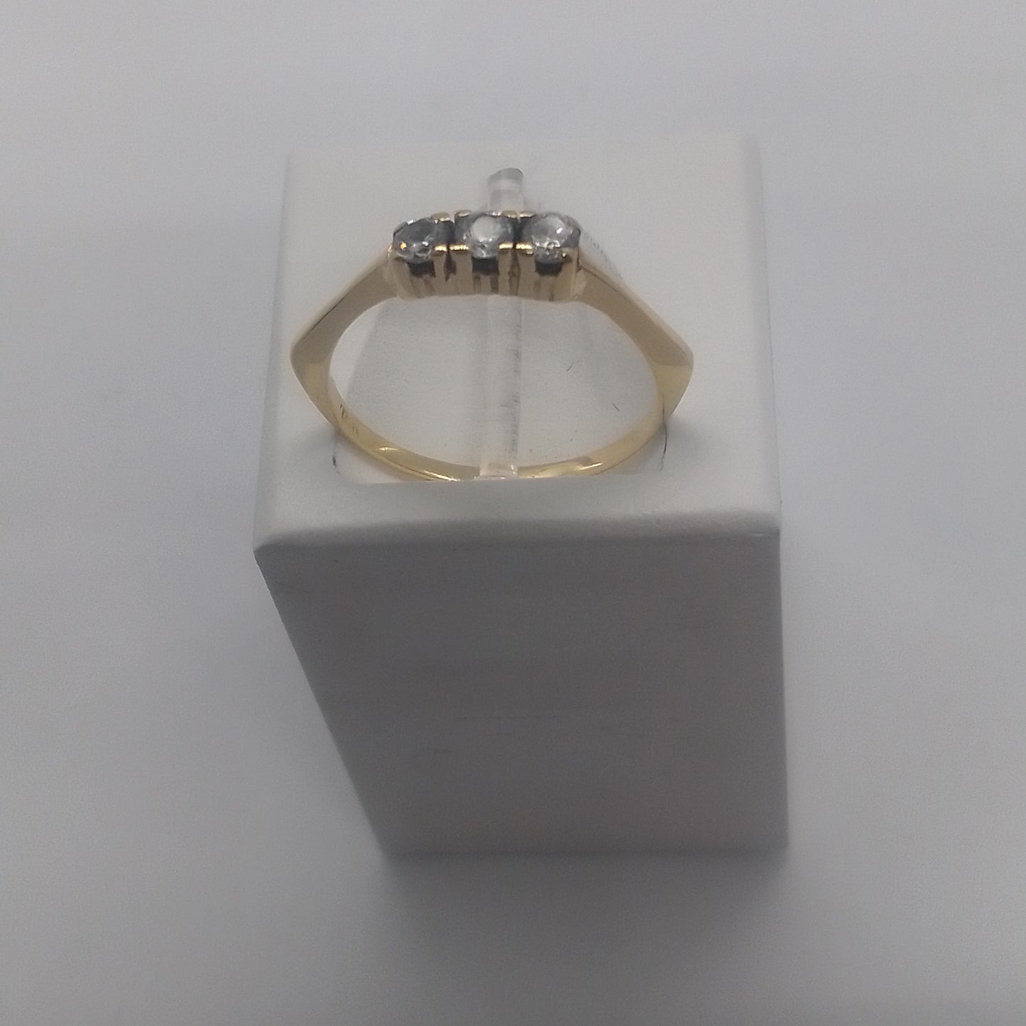 Anillo 18k con 3 circonias