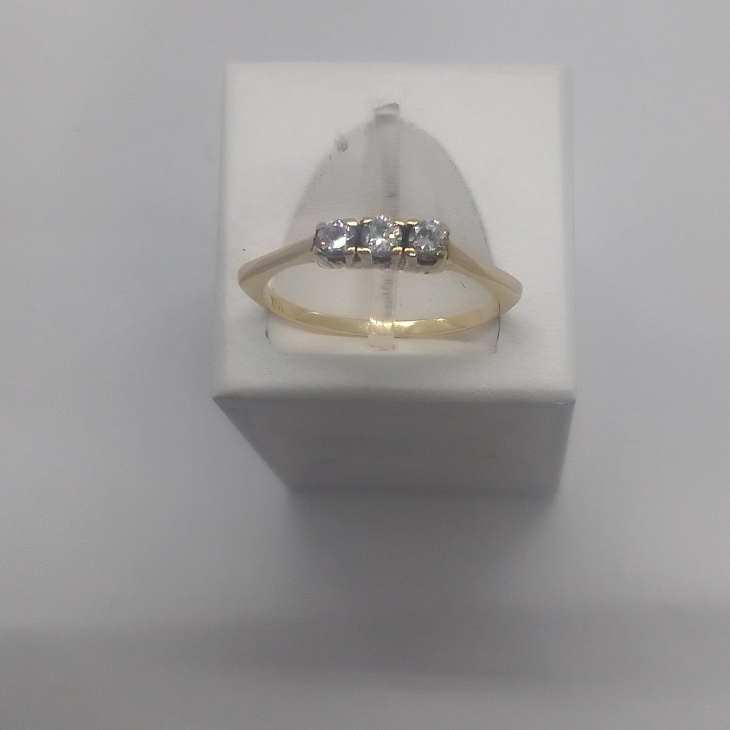 Anillo 18k con 3 circonias