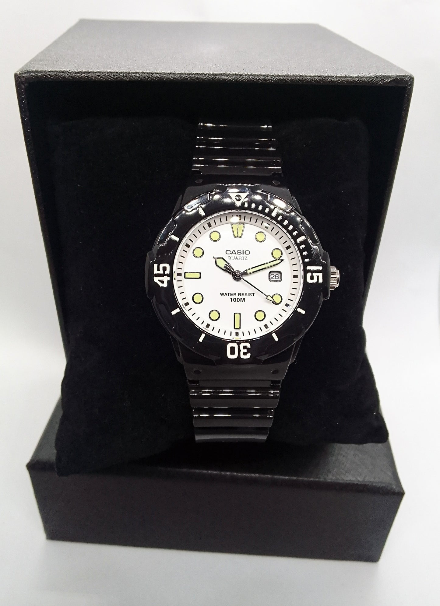 Reloj Casio dama pvc negro con calendario.