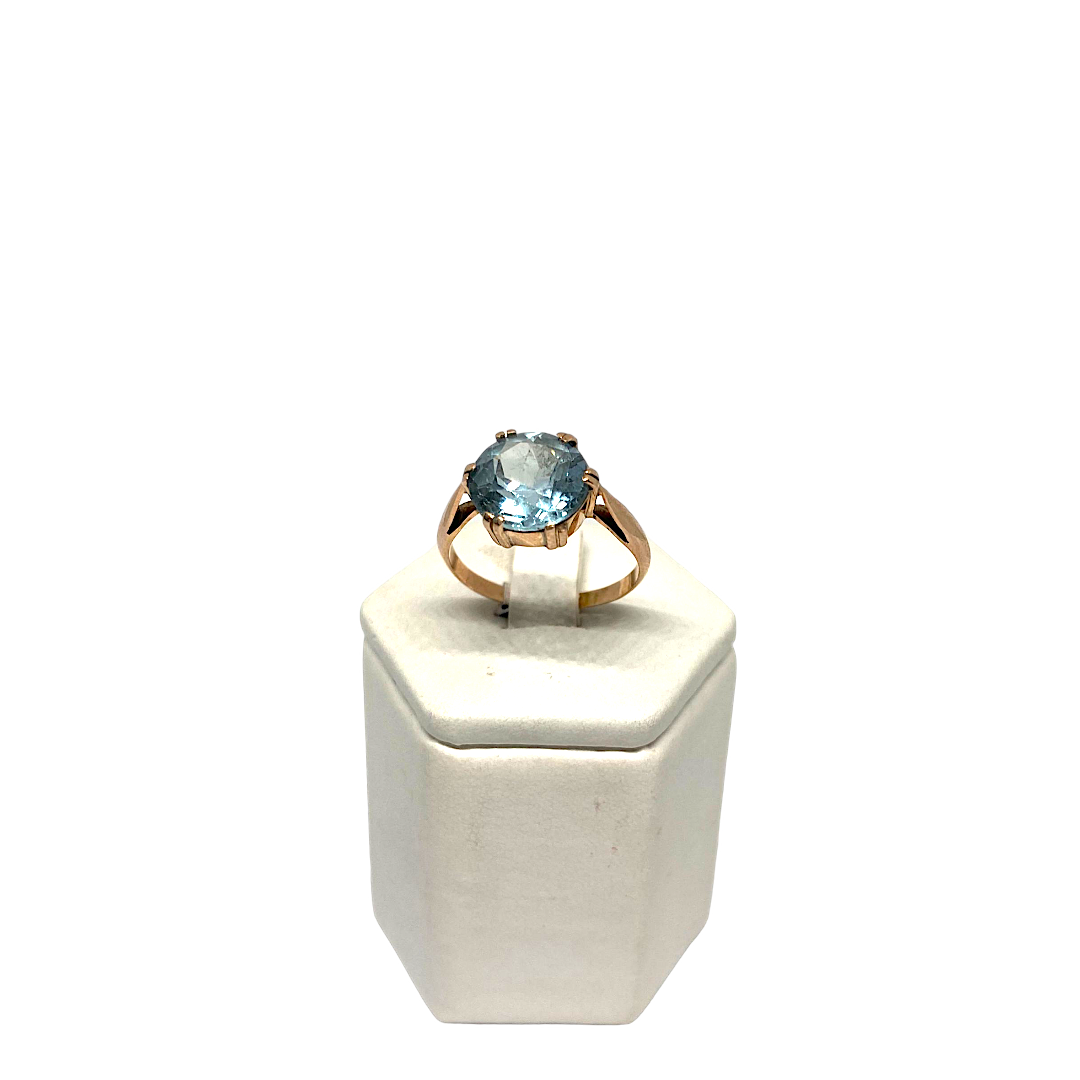 Anillo Oro con aguamarina.