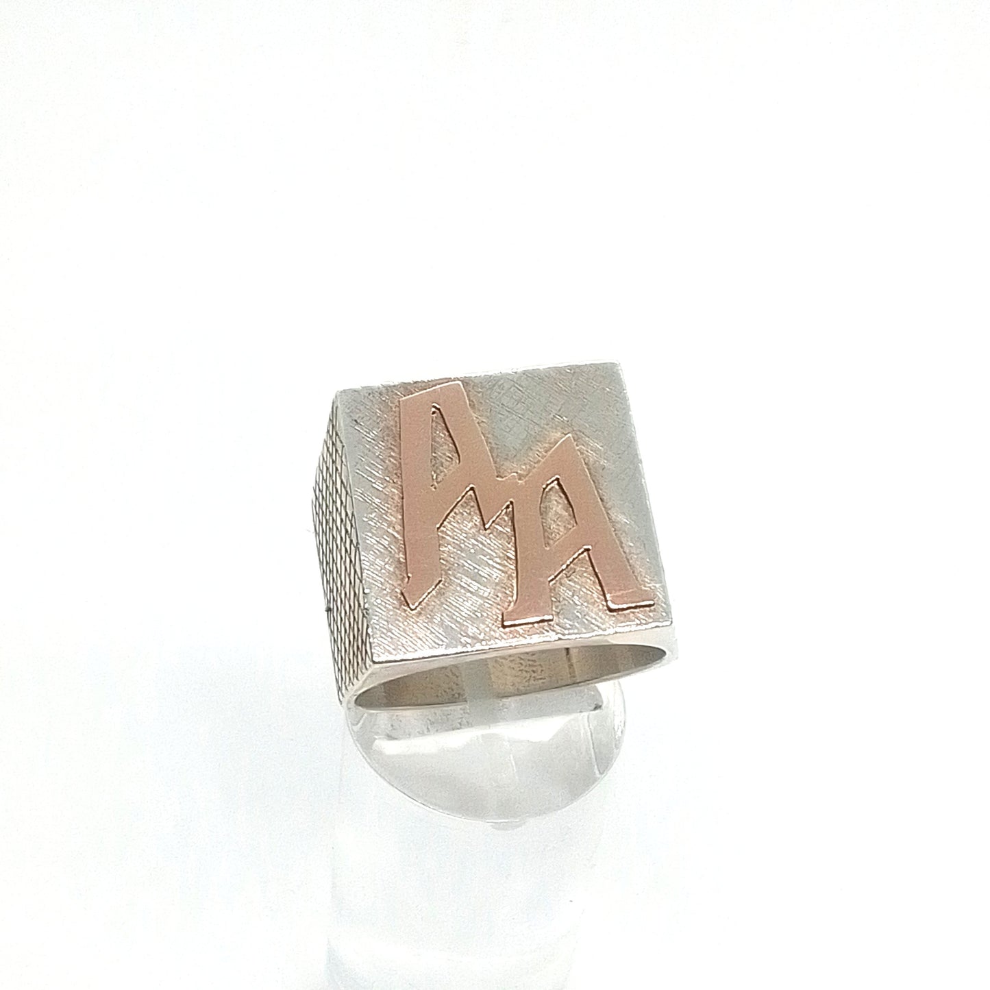 Sello en Plata con iniciales en Oro.