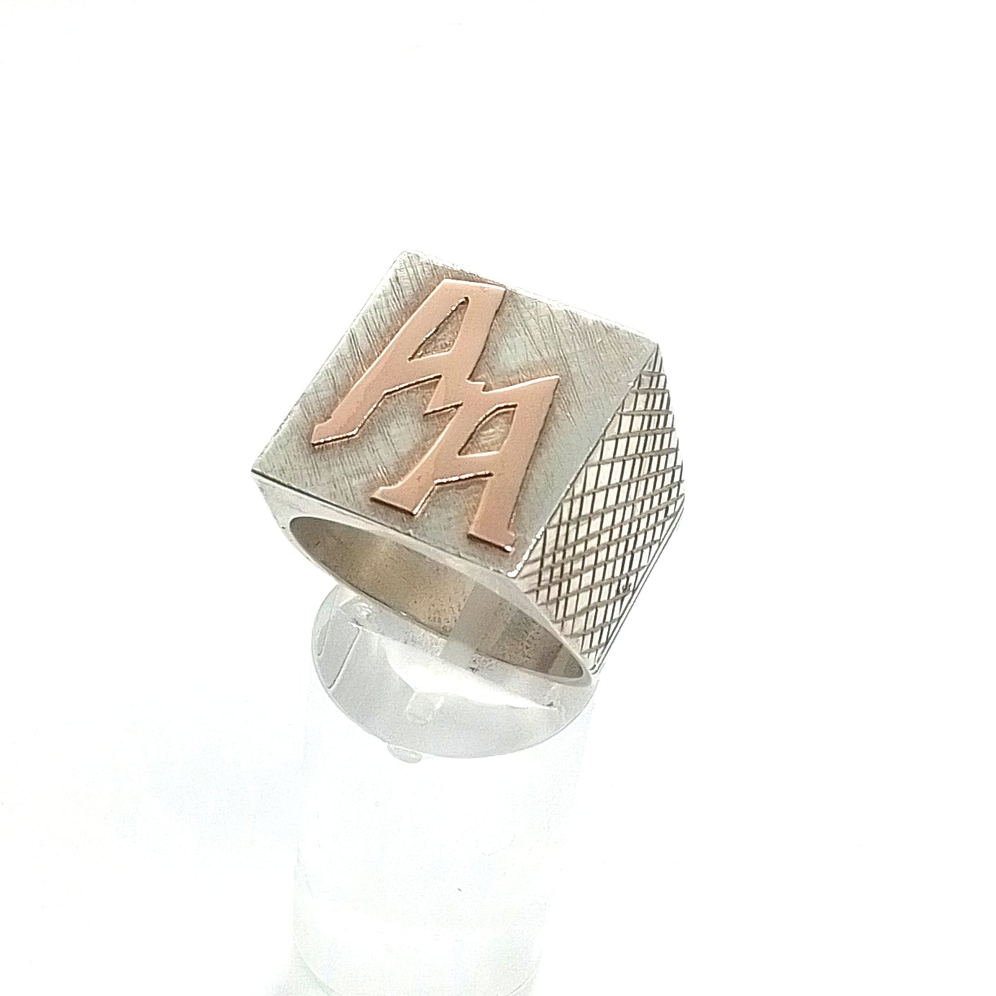 Sello en Plata con iniciales en Oro.