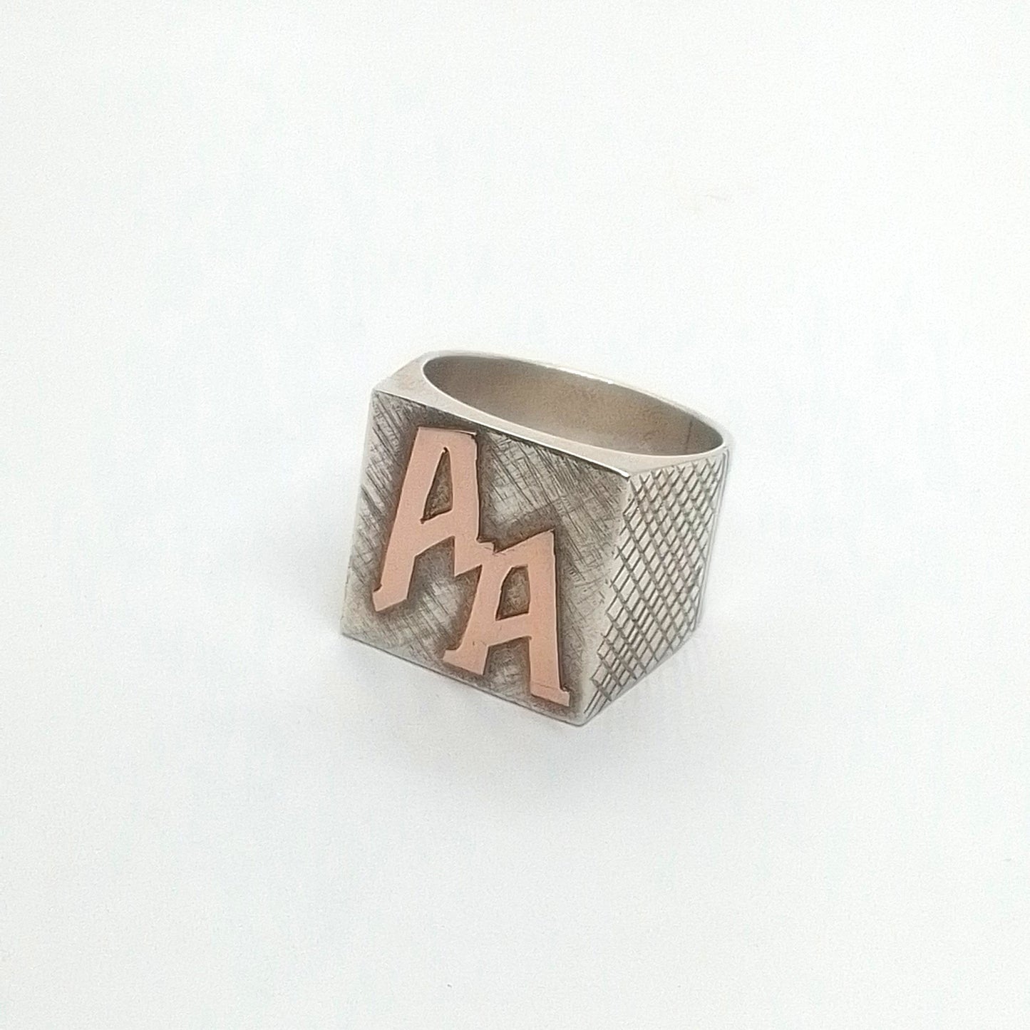 Sello en Plata con iniciales en Oro.