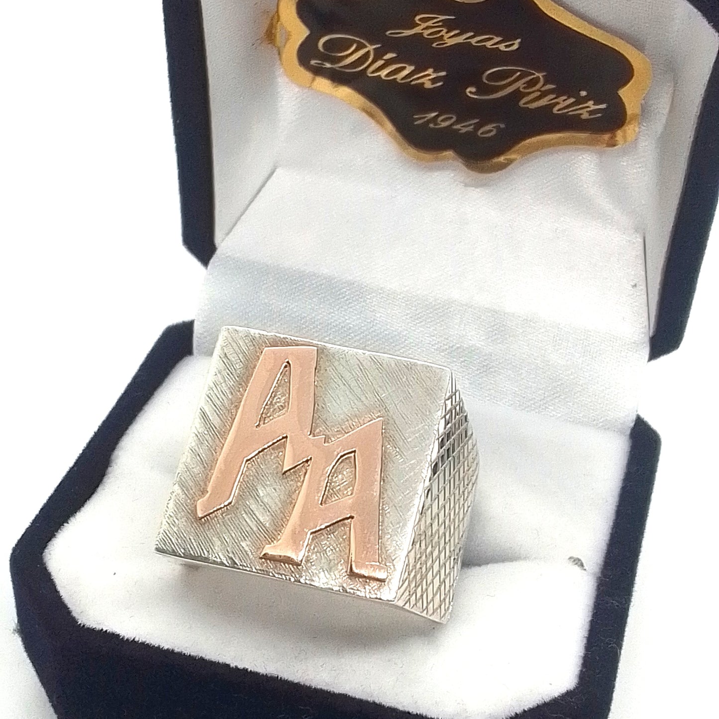 Sello en Plata con iniciales en Oro.