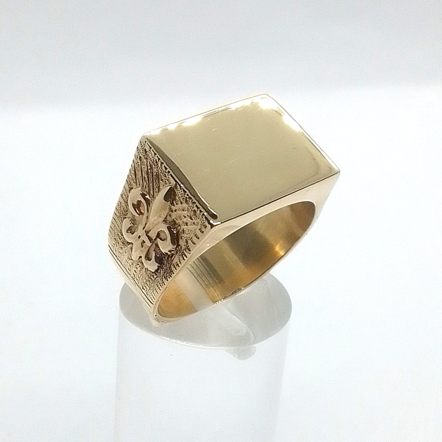 Sello en Oro 10kts con Flor de Liz