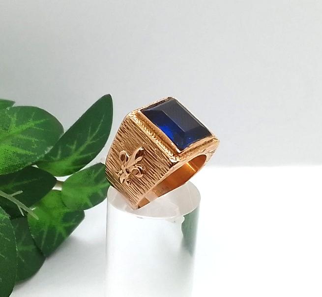 Sello Oro 18K con Circonia azul y flor de Liz a los lados.