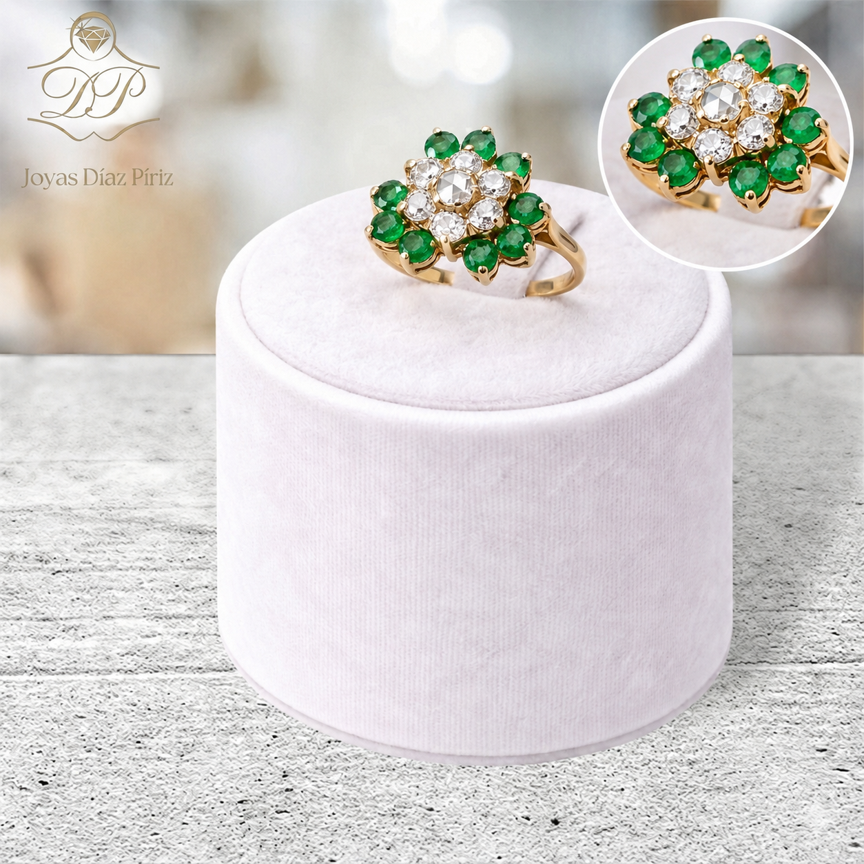 Anillo oro 18Kts/Flor en circonias verdes y blancas